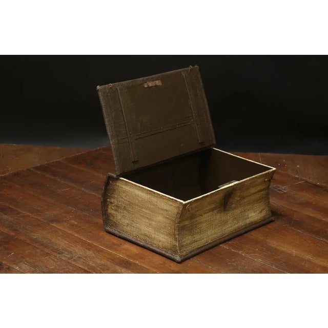Small Box/Trunk in the Shape of a Book, in Good conditions. Designed 1920 to 1949