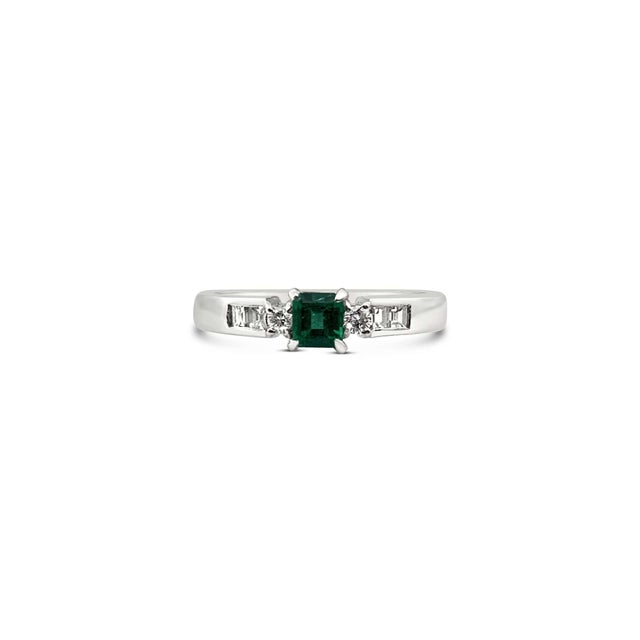 Modern Vintage Natural Colombian 0.21 Carats Emerald and Diamond Platinum Ring, Size 6 For Sale - Image 3 of 8