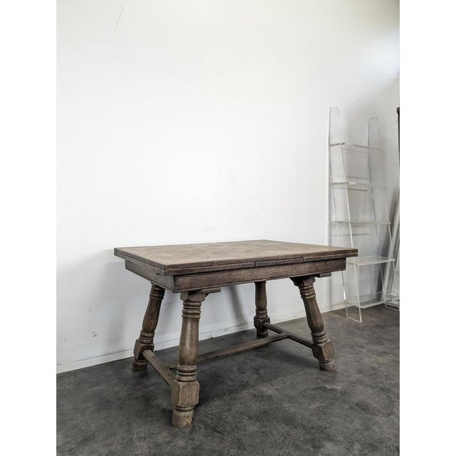 Extendable Oak Table with Marquetry Top and Baluster Legs, 1940s, in Very Good conditions. Designed 1920 to 1949