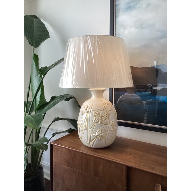 1970s Large Vintage Ivory Ceramic Butterfly Relief Table Lamp – Rewired With New Shade For Sale - Image 5 of 7