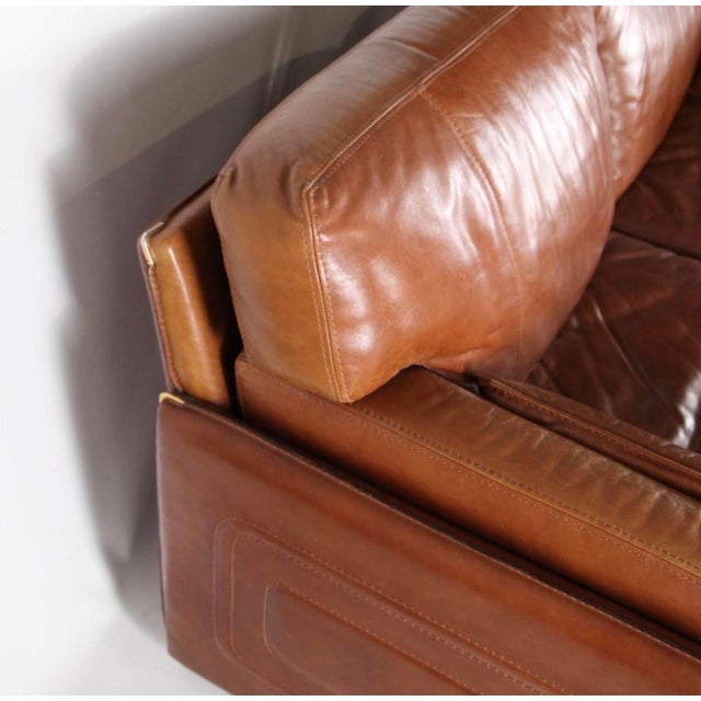 Stunning 3-seater leather sofa produced by Roche Bobois in the 1970s-1980s. Features saddle stitching, brass corners,...