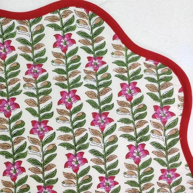 Handmade Scalloped Holiday Floral Placemat and Napkin Set - Service for 4 For Sale - Image 4 of 6