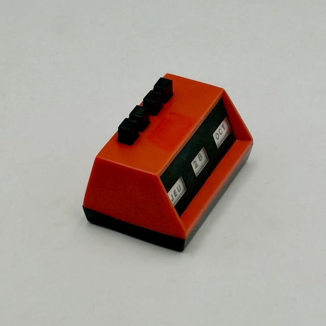 Vintage Pop Design Perpetual Desk Calendar in Red Plastic, 1970s For Sale - Image 9 of 13