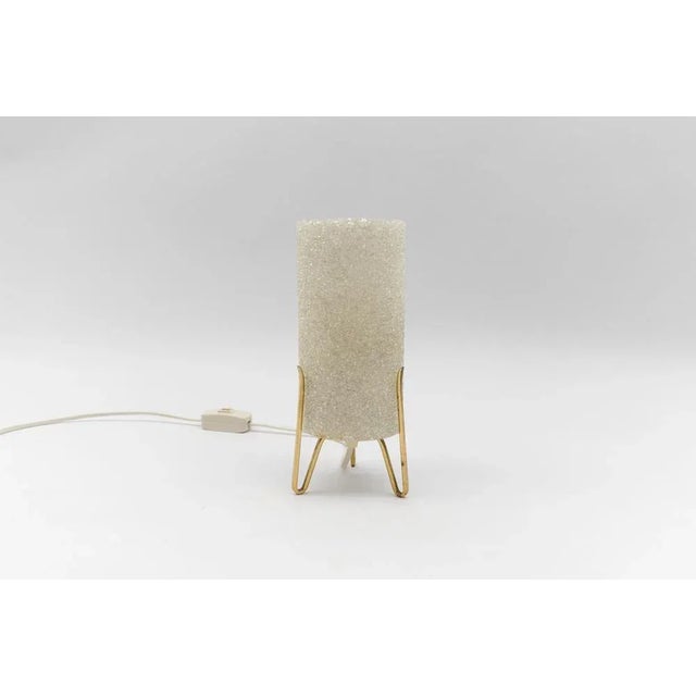 Petite mid-century modern tripod table lamp in brass and granulate, 1960s dimension height: 9.25 in (23,5 cm) width: 4.72...