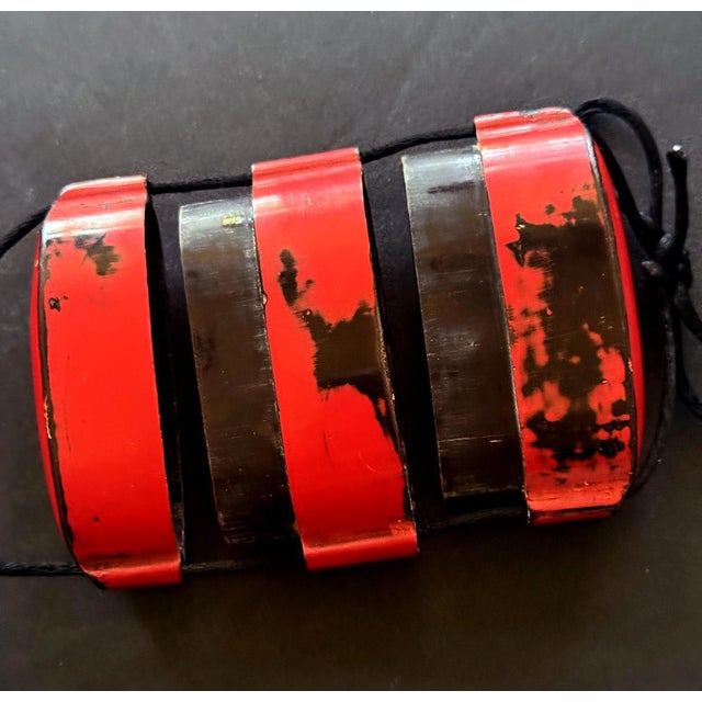 17th Century Rare Japanese Inro Netsuke and Omije with Negoro Red Lacquer Edo Period For Sale - Image 5 of 14