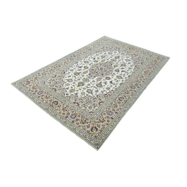 Fine craftsmanship with classic elegance - Authentic Kashan cork rug This hand-knotted Kashan cork rug combines timeless...