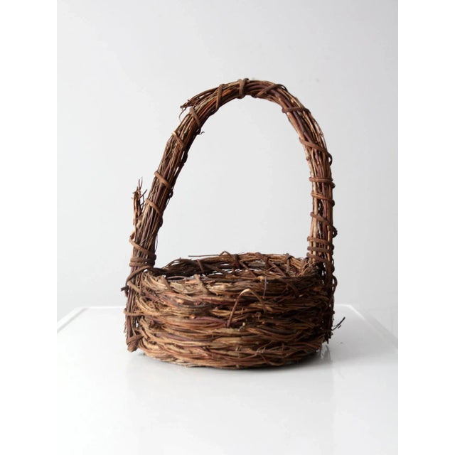 This vintage rustic twig basket is handcrafted in the style of a charming bird's nest, celebrating the beauty of natural...