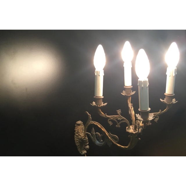 This 1940s bronze wall lamp features very delicate, elegant and refined decorations. The central part consists of 4...