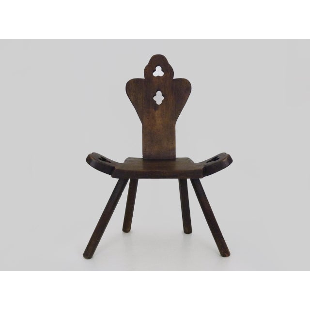 Brutalist tripod chair in raw wood. Solid wood chair. 1960s A very beautiful vintage brutalist tripod chair in wood. Its...