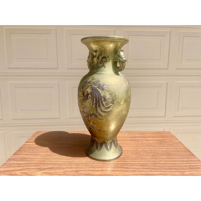 Stunning Vintage solid brass vase, this beautiful vase features an Asian style giving it a unique and fantastic design....