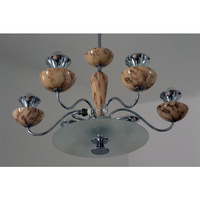 - Chromed brass chandelier from the 1930s - Features marbled opaline glass bowls - Fitted with 9 sockets for E14 bulbs Up...