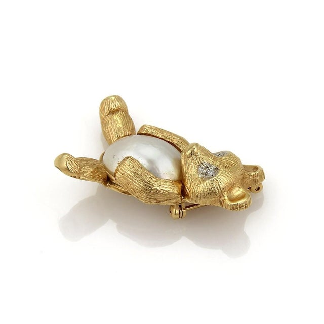 The Diamond Mabe Pearl 14k Yellow Gold Bear Pin Brooch is a vintage piece of fine jewelry. This original brooch features a...