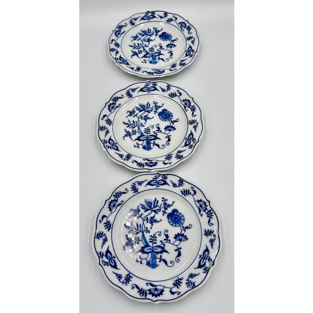 Step back in time with this charming 1950s Danube plate set! This delightful collection features the iconic blue and white...