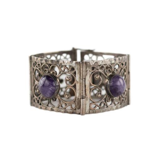 Silver bracelet with Amethysts, cabochon cut. Brand of the country of origin. Total weight 60 g .