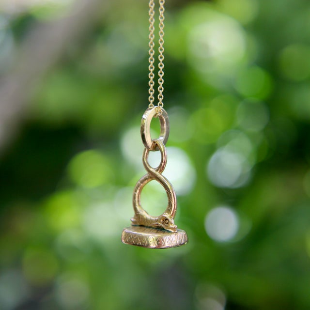 Early 19th Century 14k Gold Georgian Double Dolphin Fob With Bloodstone Cartouche For Sale - Image 10 of 10
