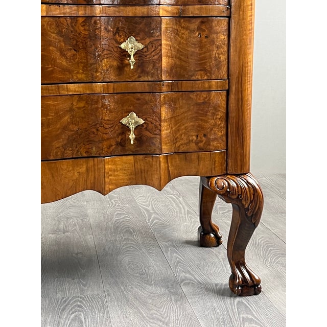 20th Century Louis XV Chest of Drawers in Walnut Burl Veneer For Sale - Image 4 of 12