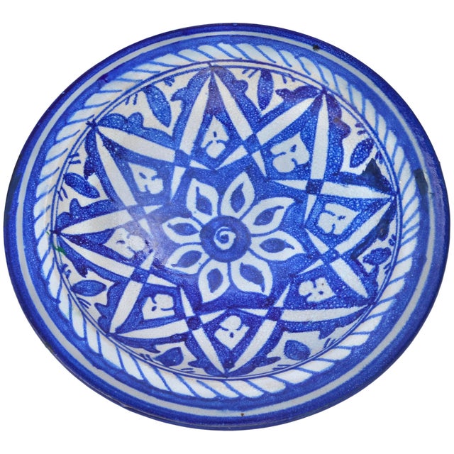 Moroccan Mid 20th Century Handmade Blue Moorish Floral-Patterned Ceramic Decorative Plate For Sale - Image 3 of 8