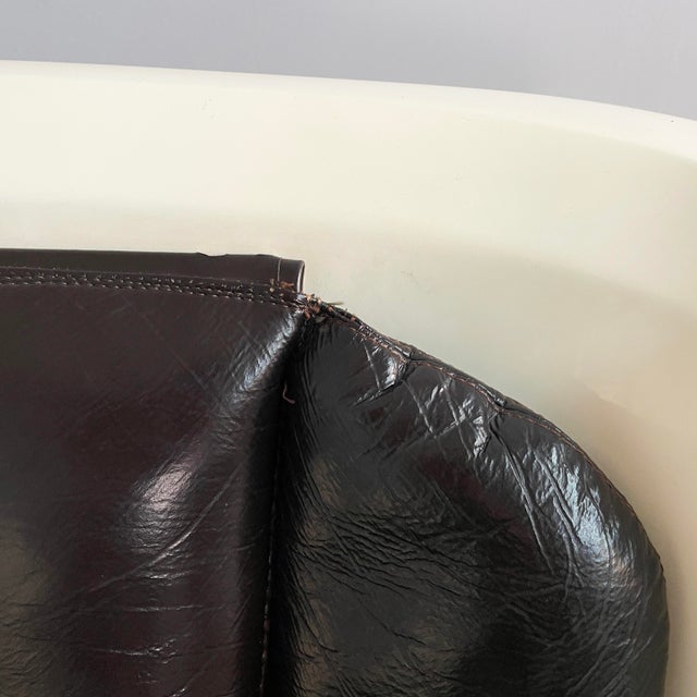 Italian Space Age Gaia Armchairs in White Fiberglass and Brown Leather by Carlo Bartoli for Arflex, 1970s, Set of 2 For Sale - Image 10 of 18