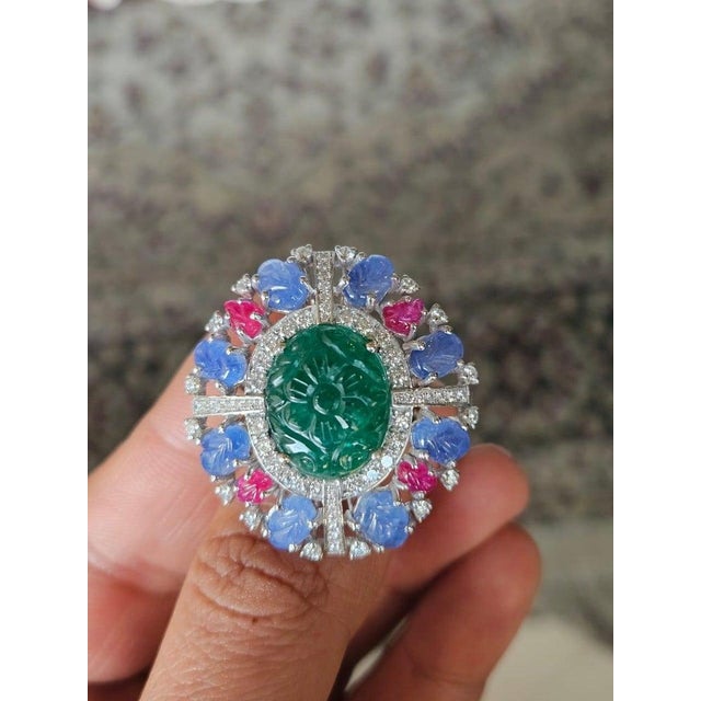 2020s Set in 18k Gold, Carved Emerald, Blue Sapphires, Rubies & Diamonds Cocktail Ring, Size 6 For Sale - Image 5 of 10