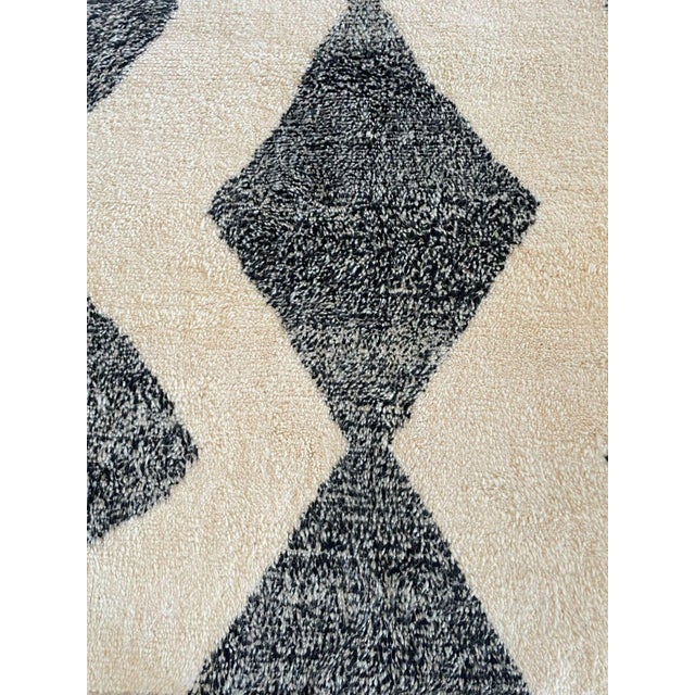 Textile Berber Beniourain Rug in Black and White Wool, Morocco, 1995 For Sale - Image 7 of 14