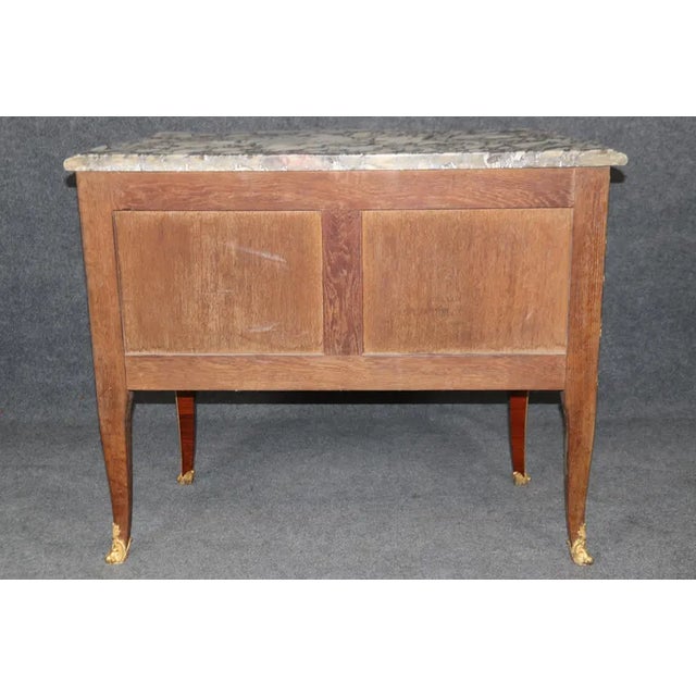 Antique 19th Century French Louis XV Display Cabinet – Tall Hand-Carved Oak Vitrine in Soft Gray-Blue Patina For Sale - Image 4 of 9