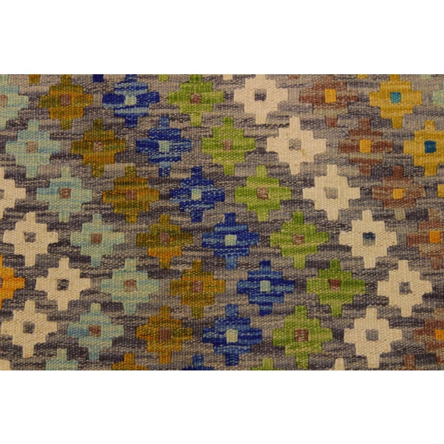 Shabby Chic Kilim Ivory Gray Wool Rug - 5'5" X 8'3" For Sale - Image 4 of 7