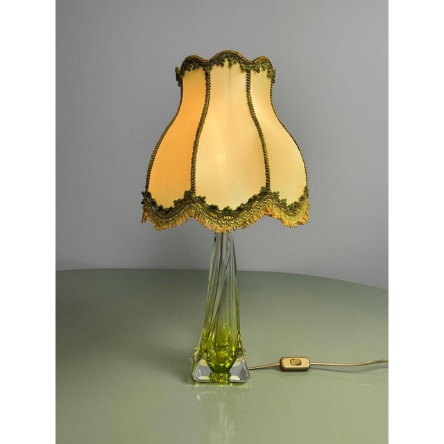 Mid-Century Green Crystal Table Lamp with Ornate Gold-Fringed Lampshade from Val Saint Lambert, Belgium, 1960s For Sale - Image 9 of 12