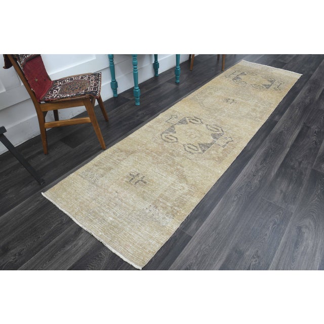 Turkish 1970s Vintage Handmade Wool Cotton Turkish Beige Area Rug For Sale - Image 3 of 11