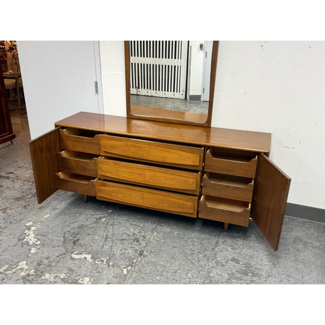 Mid 20th Century American of Martinsville Dresser With Mirror, Set For Sale - Image 11 of 12
