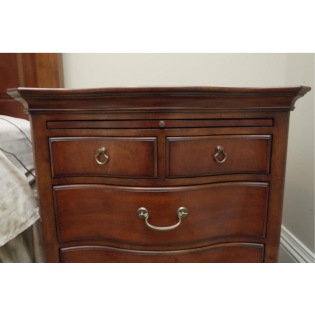 Thomasville Late 20th Century Thomasville Serpentine Front Mahogany Nightstand / Bedside Table – Traditional Curved Front Chest For Sale - Image 4 of 13