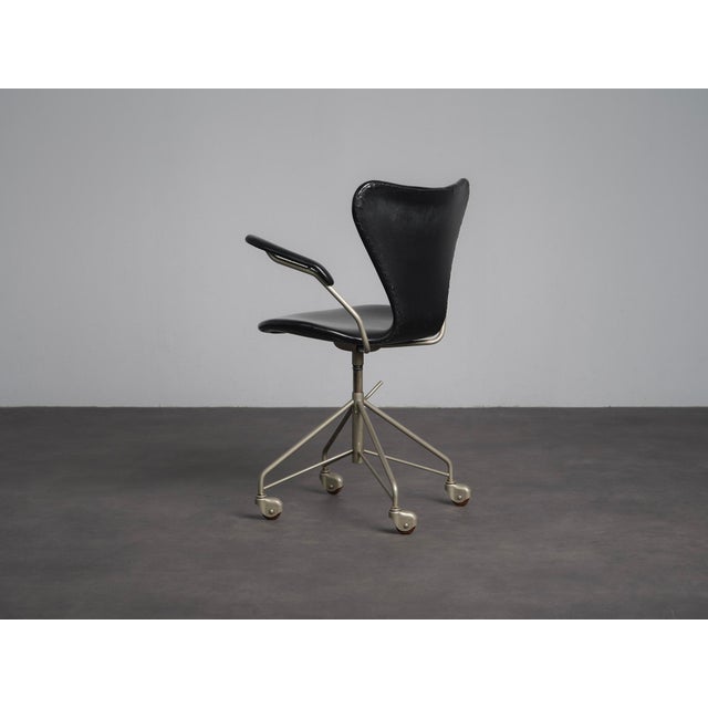 1950s First Edition Model 3217 Office Chair by Arne Jacobsen for Fritz Hansen, Denmark, 1950s For Sale - Image 5 of 13