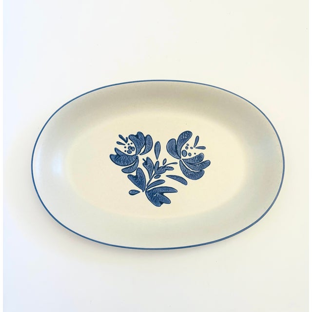 A vintage Pfaltzgraff Yorktowne large oval serving platter. Blue and off-white glazes with a floral design in the center....
