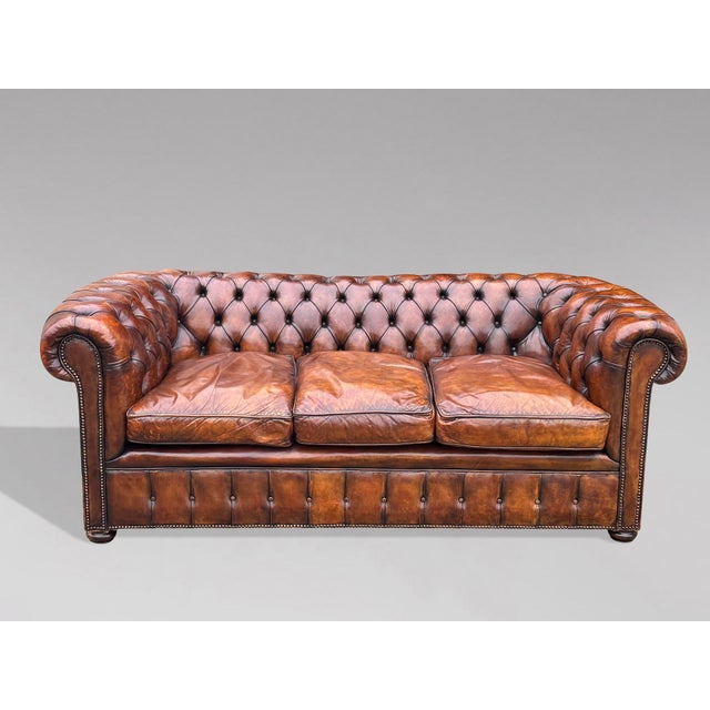 Superb Quality Late 19th-Century Brown Leather 3-Seater Chesterfield Sofa A stunning late 19th-century Victorian three-...