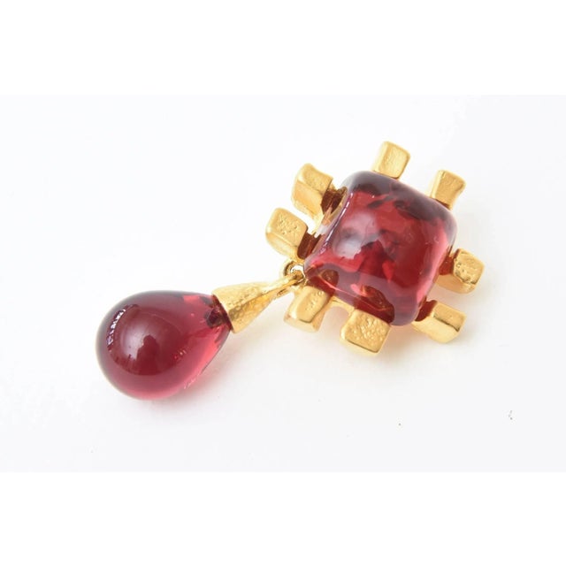 This is part of Chairish’s Costume Jewelry assortment. This pair of stunning vintage clip on earrings are by the jewelry...