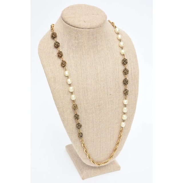 1980s Vintage Chanel Gold Knot and Nacre Faux Pearl Link Necklace 80's For Sale - Image 5 of 8