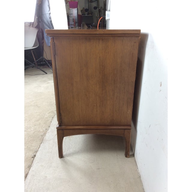 This mid century modern lowboy dresser by United Furniture features hardwood construction, original walnut finish, nine...