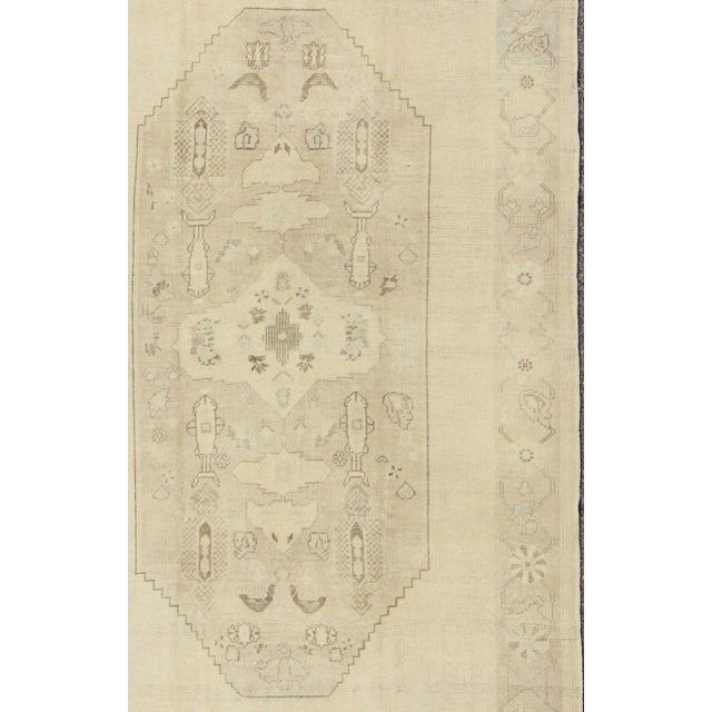 Faded vintage Turkish Oushak rug with Central Medallion design in cream and brown, rug en-112824, country of origin /...