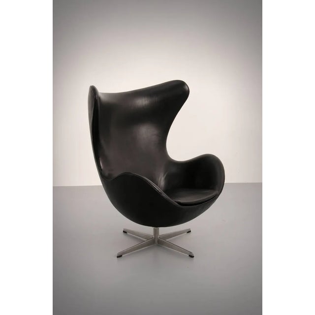 The Egg chair, designed by Arne Jacobsen in 1958 for the SAS Royal Hotel in Copenhagen, is a symbol of iconic Danish...