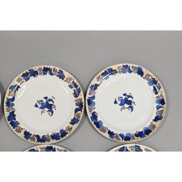 Antique Early 19th Century Chinese Export Blue and White Porcelain Dinner Plates With Grape Leaf Border - Set of 6 For Sale In New York - Image 6 of 17