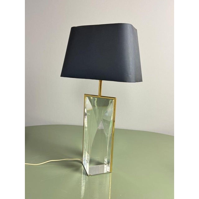 Large Mid-Century Hollywood Regency Acrylic Glass and Brass Table Lamp attributed to Maison Jansen, France, 1970s For Sale - Image 10 of 11