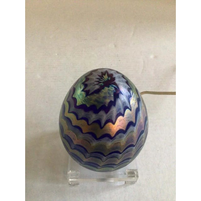 Art Deco 1980s Pulled Feather Painted Art Glass Egg Light on Lucite Base For Sale - Image 3 of 5