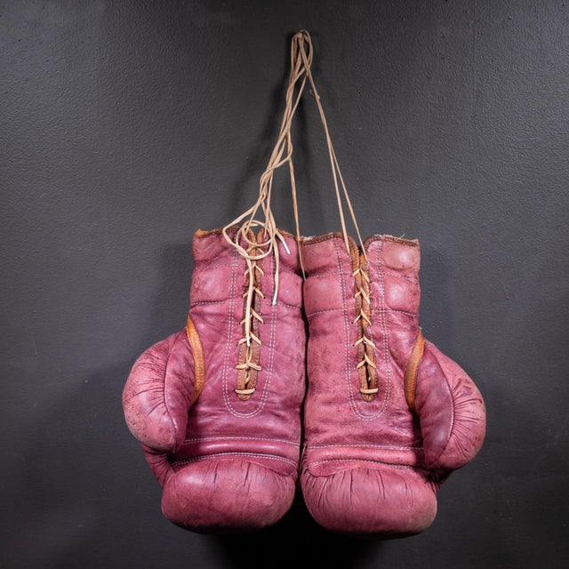 Everlast Vintage Leather Everlast Boxing Gloves, Circa 1960s For Sale - Image 4 of 4