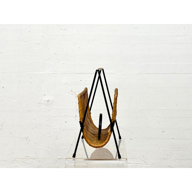 1960s Mid-Century Magazine Rack in Woven Wood and Metal, 1960s For Sale - Image 5 of 14