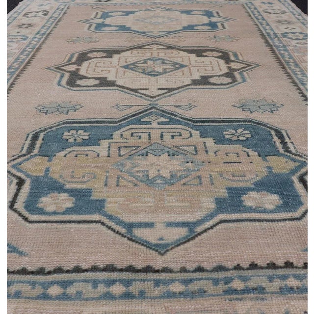 Traditional Vintage Turkish Oushak Rug With Soft Beige and Blue Medallion Patterns 4'9 X 7'6 For Sale - Image 3 of 10