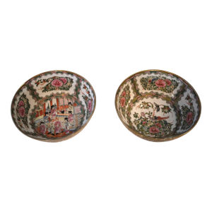 1980s Pair of Decorative Chinese Rose Medallion Bowls