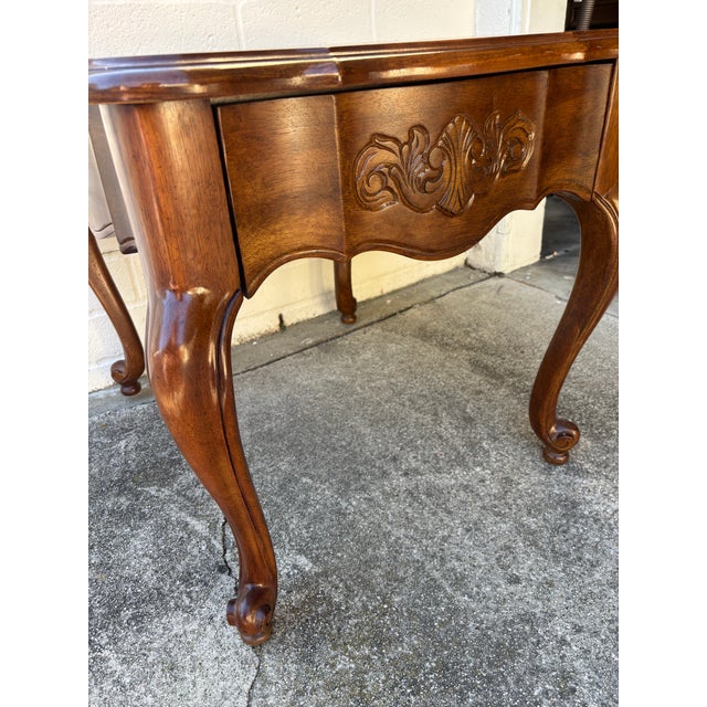 French Provincial Late 20th Century Bernhardt French Provincial Side Table / End Table With Burlwood Inlay Scallop Top For Sale - Image 3 of 5