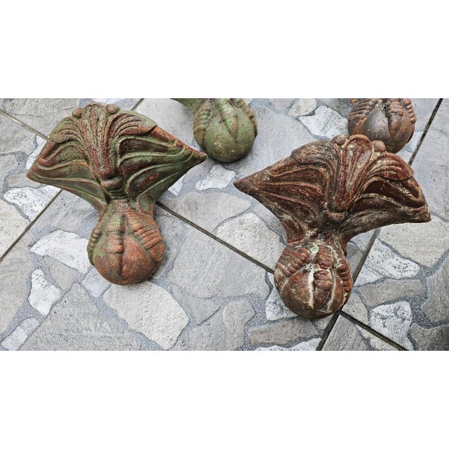 Art Nouveau cast-iron bathtub legs, eagle claw design, price for a set of 4. Dimensions: height 17 cm, width 18.2 cm,...