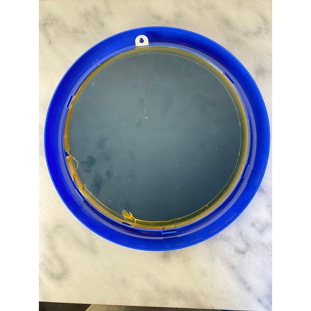 1980s Vintage Postmodern Primary Blue Round Wall Mirror — Memphis Style Plastic Mirror, 1980s For Sale - Image 5 of 7