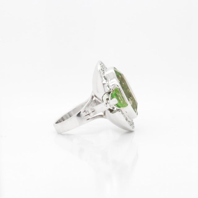 French Deco Style 18k White Gold Green Beryl & Tsavorite Garnet Cocktail Ring For Sale - Image 9 of 12