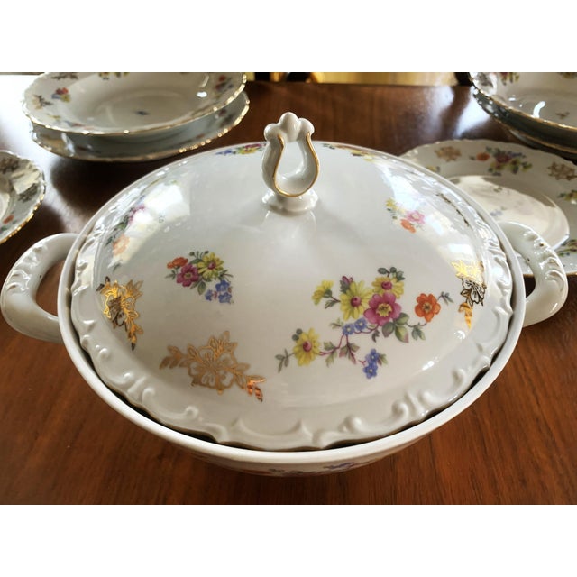 Exclusive Kahla Porcelain Dinner Set with Gold Accents, Germany, 1950s, Set of 39 For Sale - Image 14 of 18